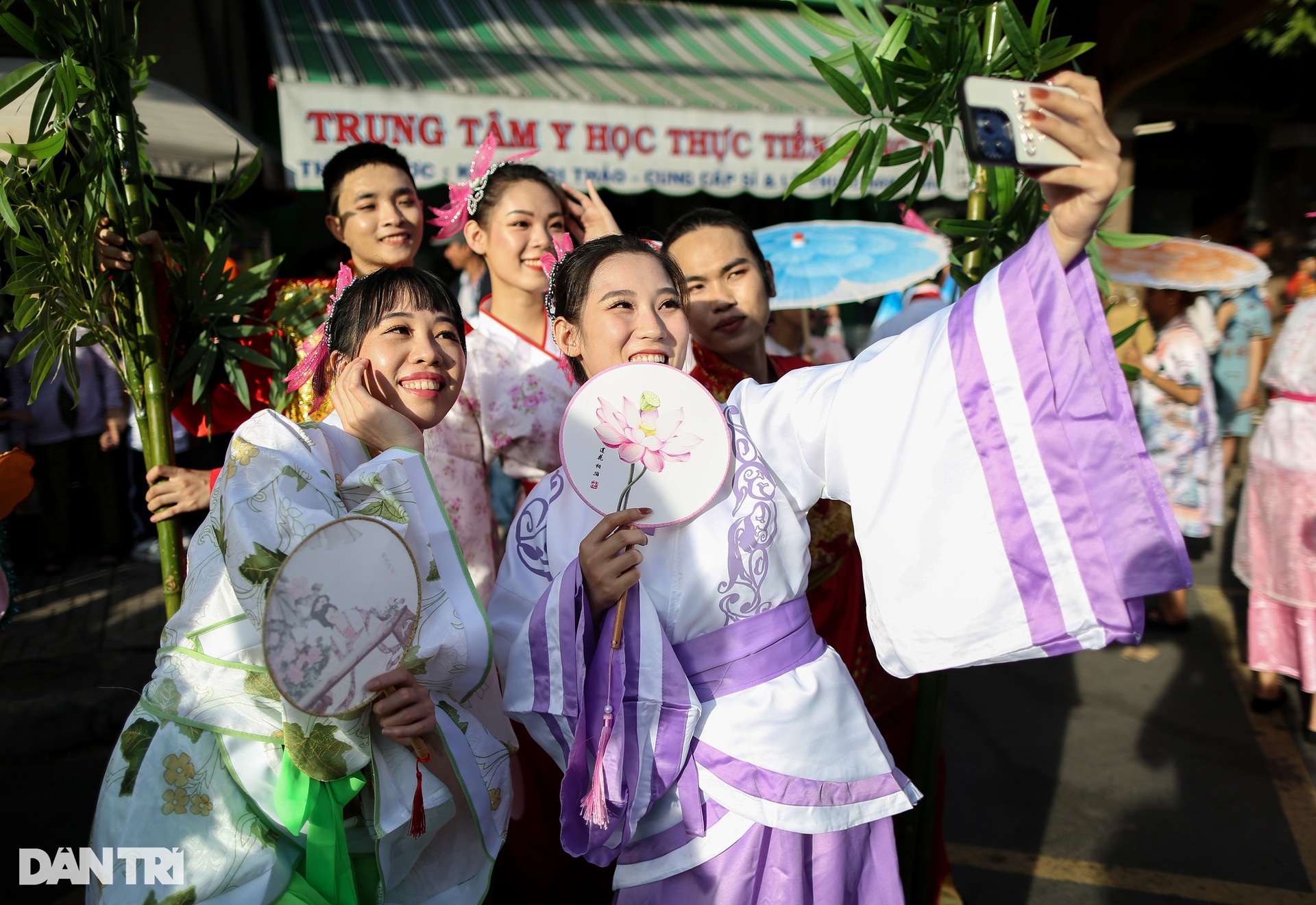 Tiên nữ, Bát Tiên cùng xuống phố tại Lễ hội Tết Nguyên tiêu ở TPHCM - 5 Tiên nữ, Bát Tiên cùng xuống phố tại Lễ hội Tết Nguyên tiêu ở TPHCM - 5