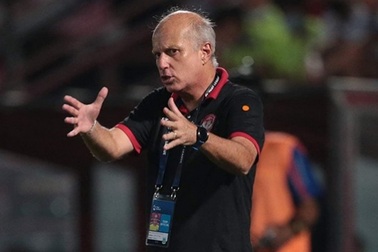 HLV Muangthong "nổ tung trời" sau chiến thắng ở Thai-League