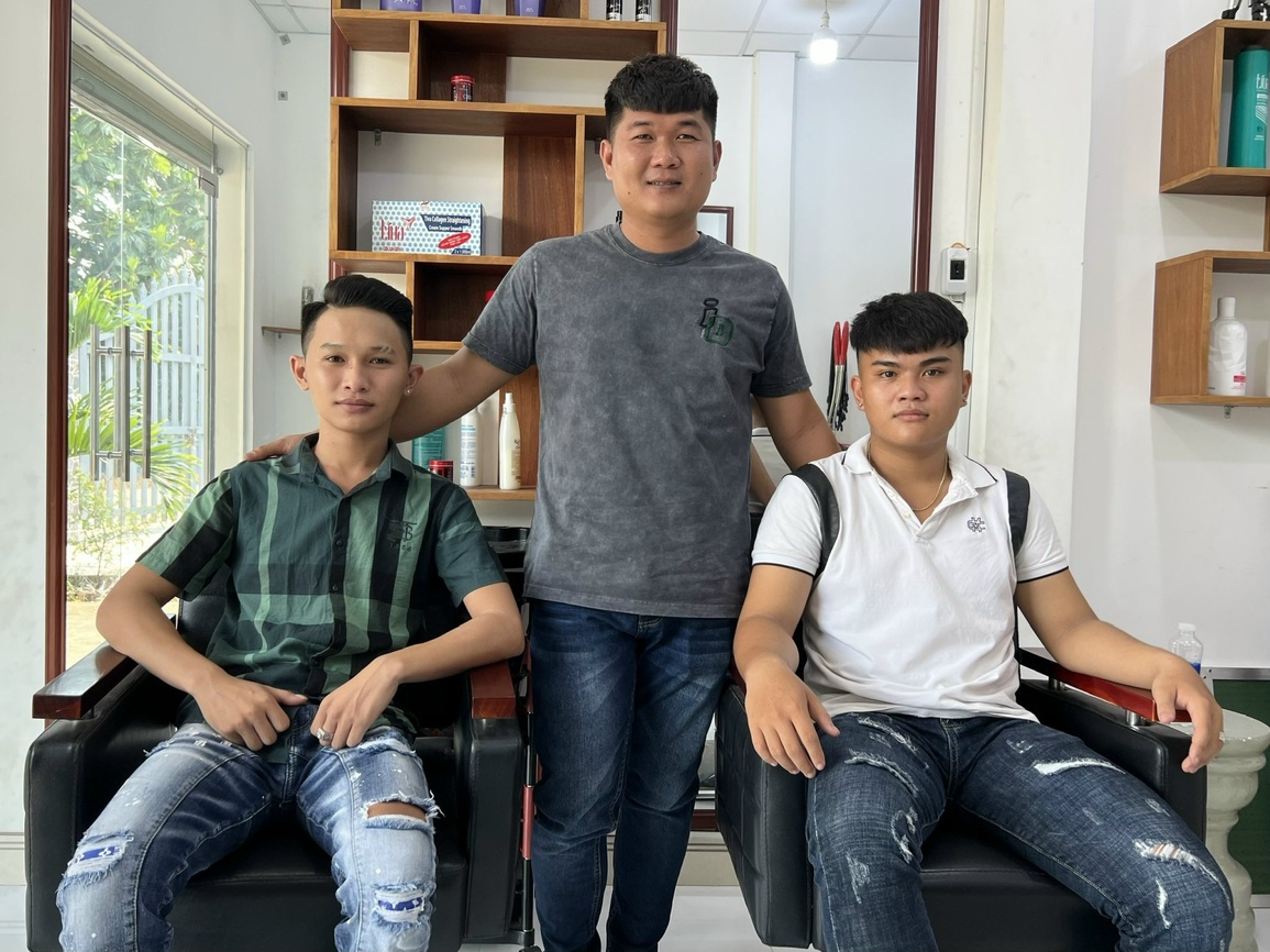 Tuyệt chiêu cắt tóc bằng lửa độc nhất Sài Gòn của anh thợ 4 năm khổ luyện - 6 Tuyệt chiêu cắt tóc bằng lửa độc nhất Sài Gòn của anh thợ 4 năm khổ luyện - 6