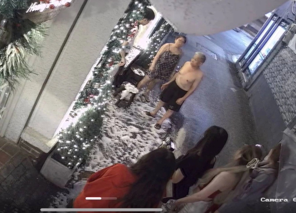 Bốn cô gái TPHCM chụp ảnh ở quán cà phê gây ồn, bị người dân tạt xô nước - 2