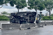 Hai ô tô tông dải phân cách, giao thông ùn ứ ở TPHCM