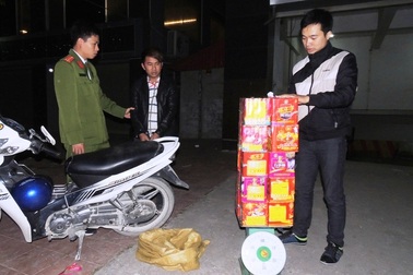 Mua pháo nổ về kinh doanh bán kiếm lời