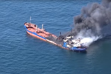 Video tàu chở dầu Nga bốc cháy ngùn ngụt trên biển, 1 người chết