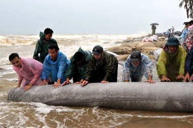 Huy động cả trăm người ứng cứu bờ biển Cửa Đại