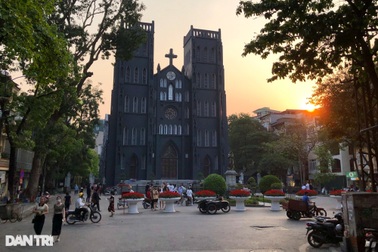 Hình ảnh Nhà thờ Lớn Hà Nội với lớp sơn màu ghi xám lạ mắt