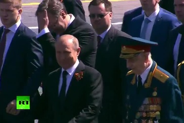 Hành động đẹp của Tổng thống Putin tại lễ duyệt binh Ngày Chiến Thắng