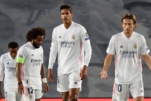 Real Madrid liên tiếp thua sốc: Bi kịch của sự lỗi thời