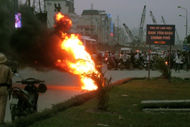 Hà Nội: Hai xe máy cháy đùng đùng trên đường Phạm Hùng