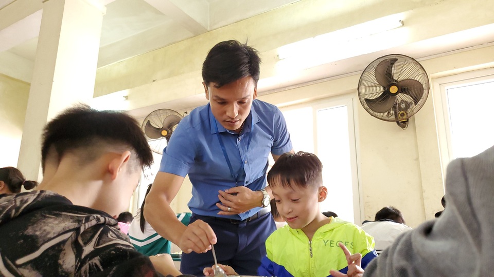 Người thầy đặc biệt kết nối những mảnh ghép thiệt thòi - 1 Người thầy đặc biệt kết nối những mảnh ghép thiệt thòi - 1