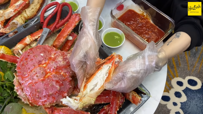 Hà Linh mua 7kg cua hoàng đế đãi cả nhà một bữa "ngập trong đạm" để chào 2021
- Ảnh 6. Hà Linh mua 7kg cua hoàng đế đãi cả nhà một bữa "ngập trong đạm" để chào 2021
- Ảnh 6.