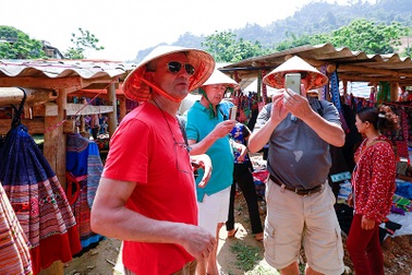 Nhộn nhịp du khách quốc tế thăm chợ phiên Cốc Ly