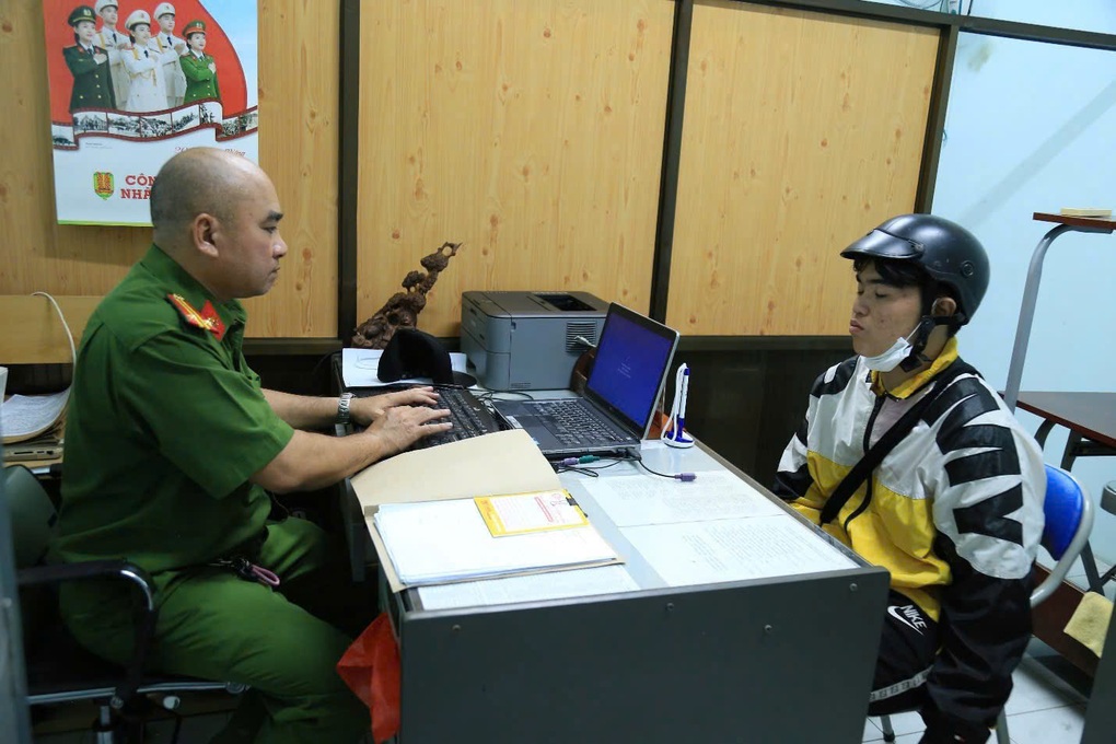 Tóm gọn kẻ bịt mặt cướp của tại các cửa hàng ở Đồng Nai - 1 Tóm gọn kẻ bịt mặt cướp của tại các cửa hàng ở Đồng Nai - 1