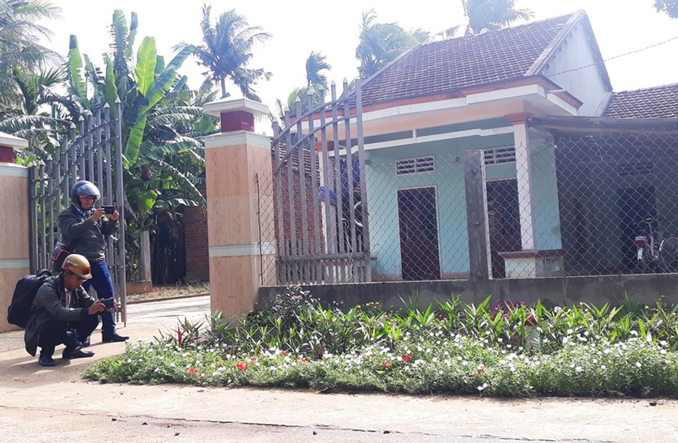 Cả làng “xin” hoa về trồng, đường quê Bình Định đẹp như tranh họa - 10 Cả làng “xin” hoa về trồng, đường quê Bình Định đẹp như tranh họa - 10