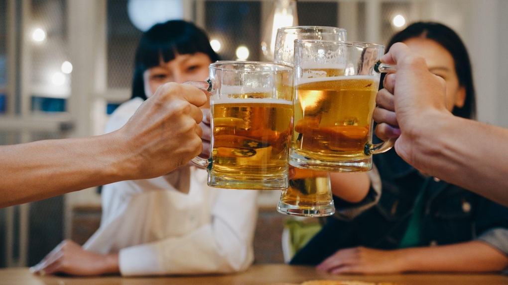 Giải khát quá đà bằng bia rượu trong mùa hè, gan dễ nhận trái đắng - 1 Giải khát quá đà bằng bia rượu trong mùa hè, gan dễ nhận trái đắng - 1