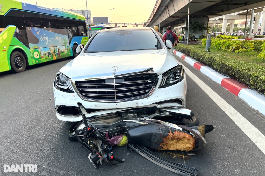 Nữ tài xế lái ô tô Mercedes tông 10 xe máy ở TPHCM - 2 Nữ tài xế lái ô tô Mercedes tông 10 xe máy ở TPHCM - 2