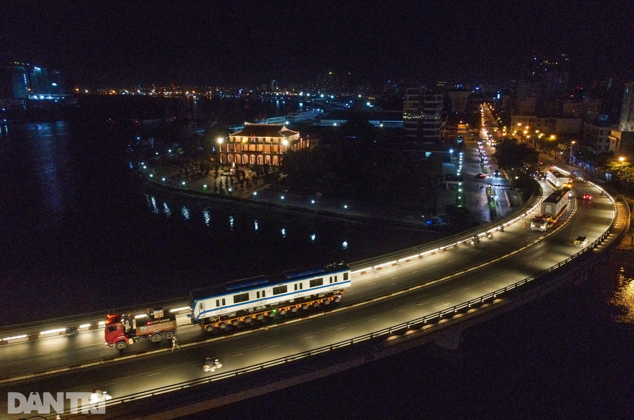 Xe siêu trọng xuyên đêm vận chuyển 3 toa tàu Metro số 1 về Depot Long Bình