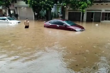 Mưa rào hơn 2 tiếng ở Lào Cai, ô tô "bồng bềnh" trong nước