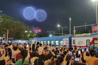 Khoảnh khắc tàu chạy qua lúc trời Hà Nội rực rỡ pháo hoa như phim điện ảnh