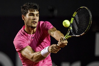 Carlos Alcaraz thất bại ở chung kết Rio Open, Djokovic đi vào lịch sử