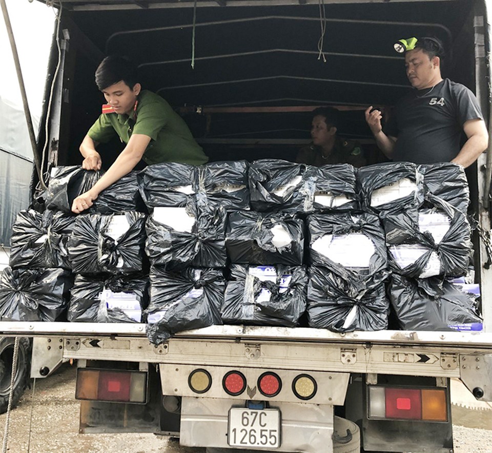 Giấu 7.000 bao thuốc lá lậu trong 32 tấn đường cát - 2 Giấu 7.000 bao thuốc lá lậu trong 32 tấn đường cát - 2