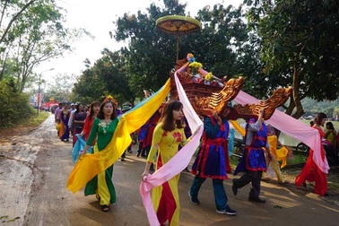 Nghìn người dân đội nắng dự lễ khai hội đền Vua Mai