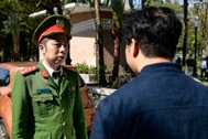 Nhân viên văn phòng nói đi làm muộn nên đỗ ô tô lên vỉa hè công viên