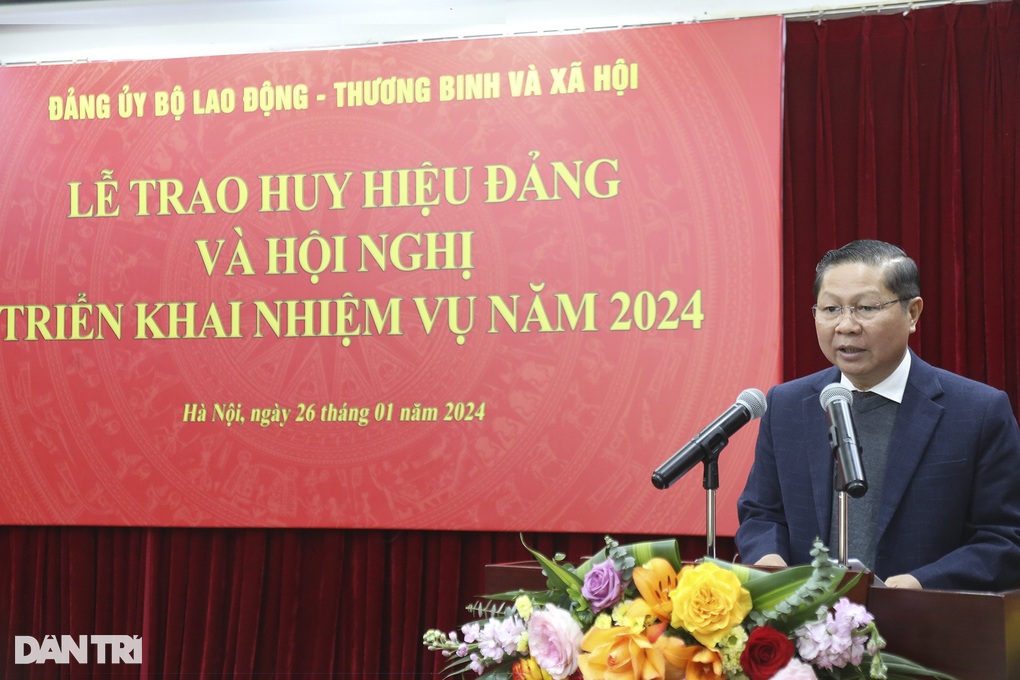 6 cán bộ Bộ LĐ-TBXH nhận huy hiệu 30 năm tuổi Đảng - 4 6 cán bộ Bộ LĐ-TBXH nhận huy hiệu 30 năm tuổi Đảng - 4
