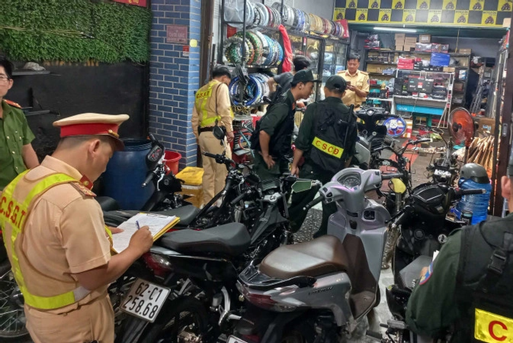 Them mot lo do xe nua bi cong an kiem tra - 3
