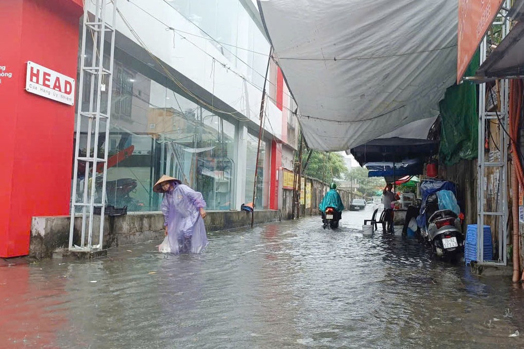 Nhiều tuyến phố Hải Phòng ngập sâu sau trận mưa lớn kéo dài - 2 Nhiều tuyến phố Hải Phòng ngập sâu sau trận mưa lớn kéo dài - 2