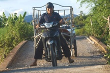 Gần 200 hộ dân "cược" tính mạng mỗi khi qua cây cầu độc đạo