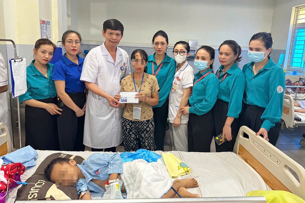Thông tin bất ngờ vụ bé 5 tuổi bị bỏ rơi trong lán với nhiều vết thương - 2 Thông tin bất ngờ vụ bé 5 tuổi bị bỏ rơi trong lán với nhiều vết thương - 2