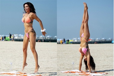 Tiếp viên hàng không Laura Anderson diện áo tắm tập yoga