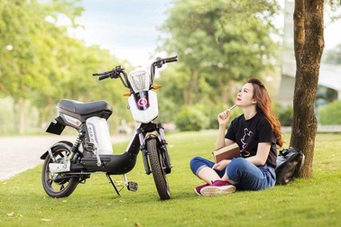 Xăng tăng giá và ắc quy đắt, đi xe tay ga chạy xăng hay xe điện tiết kiệm hơn?