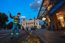 Tiếng chổi tre xuyên những đêm giãn cách toàn Hà Nội