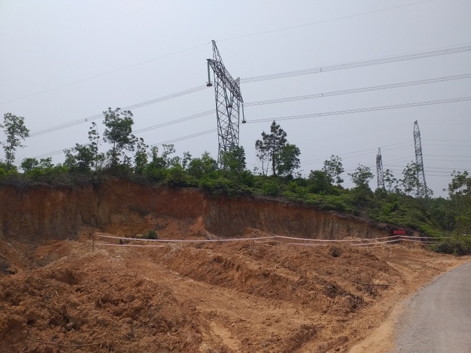 Truyền tải điện Thừa Thiên Huế giăng dây mềm và cắm biển cấm, ngăn chặn hành vi khai thác đất trái phép khu vực gần trụ điện 500kV Bắc - Nam
