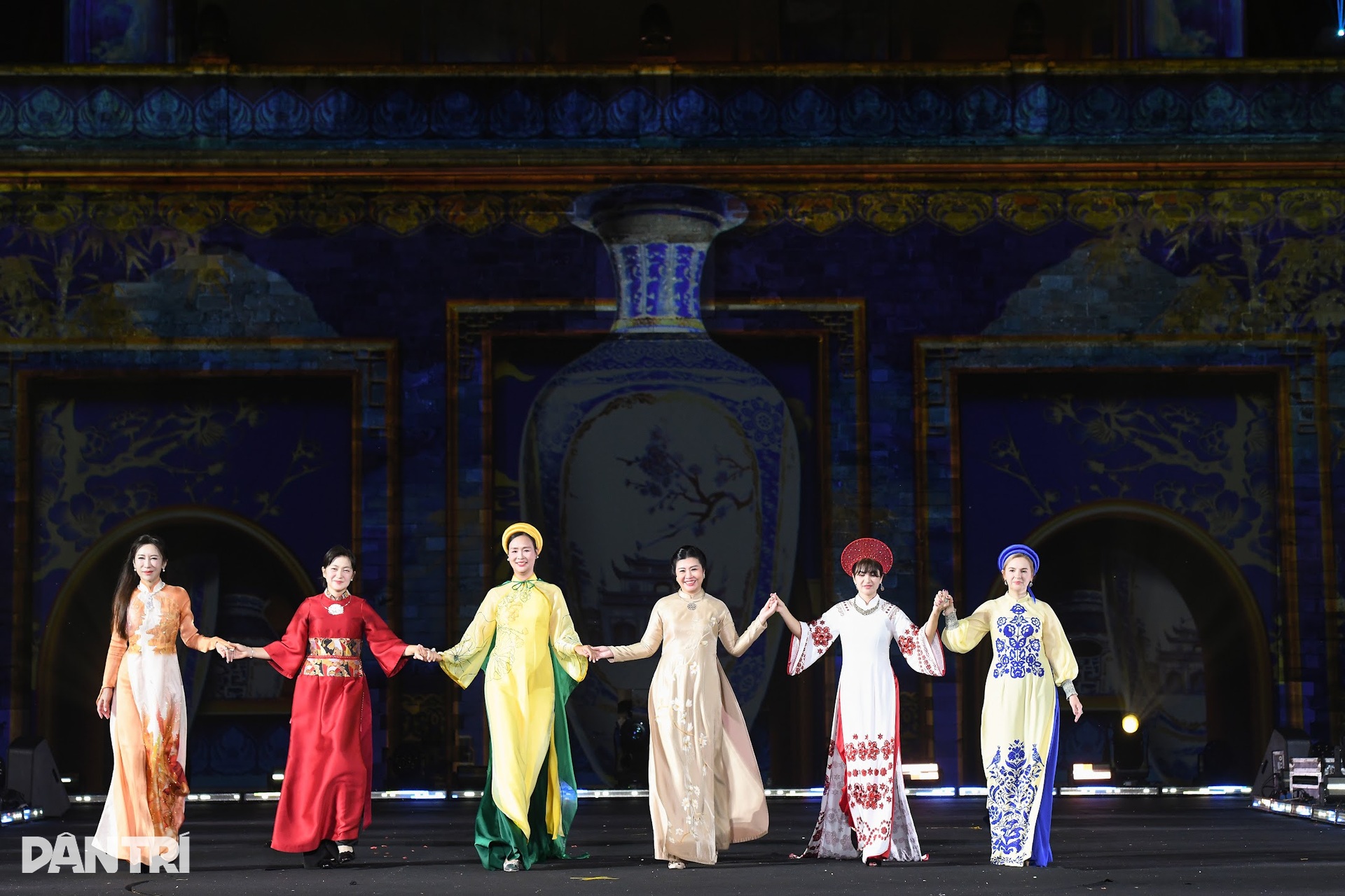 Phu nhân Đại sứ Mỹ, Nhật Bản và nhiều quốc gia trình diễn áo dài Việt Nam - 6