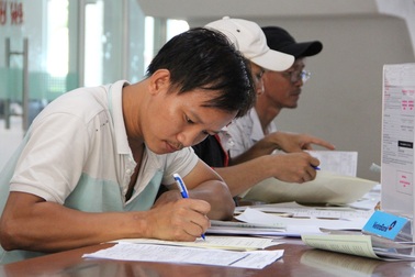 Mất việc do Covid-19: Công nhân xoay sở đủ nghề tạm để đắp đổi qua ngày