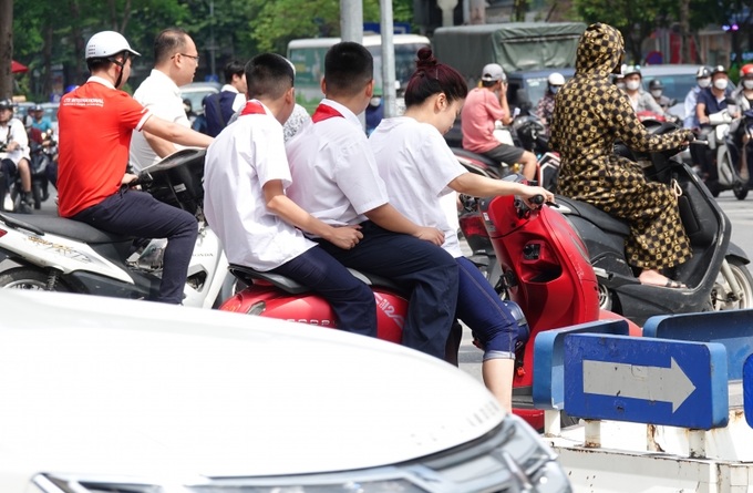 Trẻ em không đội mũ bảo hiểm khi tham gia giao thông tiềm ẩn nhiều nguy cơ tai nạn thương tích.