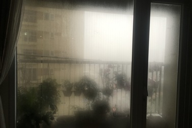 Dân chung cư Hà Nội "méo mặt" chống chọi với trời nồm ẩm giữa mùa dịch