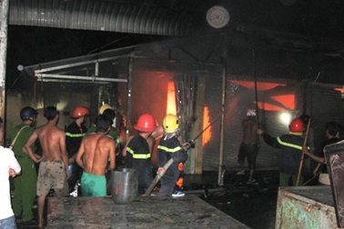 Cháy chợ, hàng chục gian hàng bị thiêu rụi   