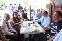 Thủ tướng Phạm Minh Chính thăm gia đình người Việt Nam tại Pháp