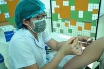 Hỏi đáp vắc xin Covid-19: Vừa tiêm vắc xin về, có cần ngừng thuốc huyết áp?