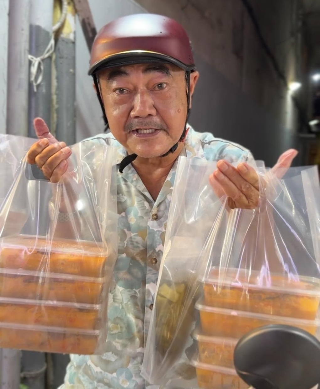 NSND Việt Anh U70: Phong độ yêu đời, được bạn gái kém 36 tuổi cầu hôn - 3 NSND Việt Anh U70: Phong độ yêu đời, được bạn gái kém 36 tuổi cầu hôn - 3