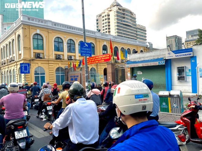 Người dân nườm nượp ra đường sau kỳ nghỉ lễ - Ảnh 9.