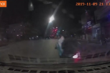 Thót tim màn cắt mặt ô tô của hai thanh niên đầu trần chạy xe máy