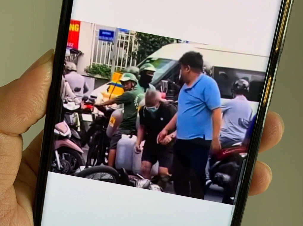 Tài xế ô tô khai lý do đánh cụ ông ở phường Sài Gòn - 1 Tài xế ô tô khai lý do đánh cụ ông ở phường Sài Gòn - 1
