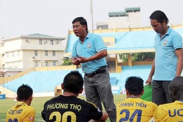 HLV An Giang phản ứng việc V-League vẫn có đội rớt hạng