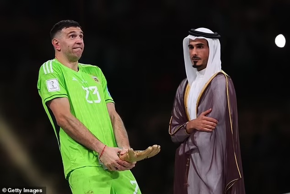HLV Aston Villa không hài lòng với cách ăn mừng của Emiliano Martinez - 1 HLV Aston Villa không hài lòng với cách ăn mừng của Emiliano Martinez - 1