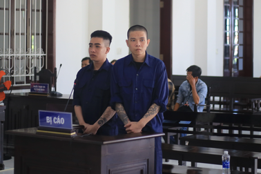 Vào nhầm phòng karaoke, người đàn ông bị chém đến bất động