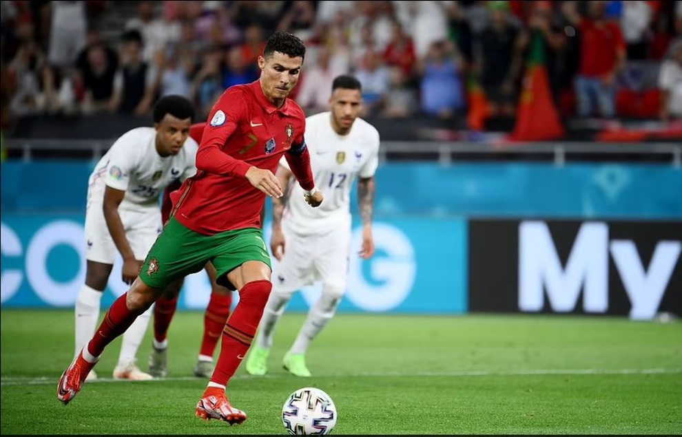 C.Ronaldo bị ném nguyên chai nước ngọt khi ăn mừng bàn thắng - 5 C.Ronaldo bị ném nguyên chai nước ngọt khi ăn mừng bàn thắng - 5